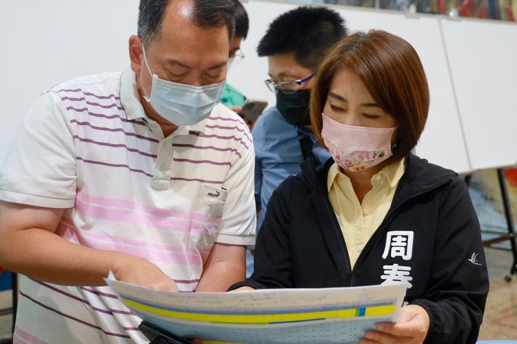 立委周春米（右）到三工處了解屏鵝公路優化工程進度。周春米服務處提供