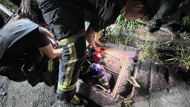消防局人員難以清除地下涵管積存的油汙。台東縣府提供