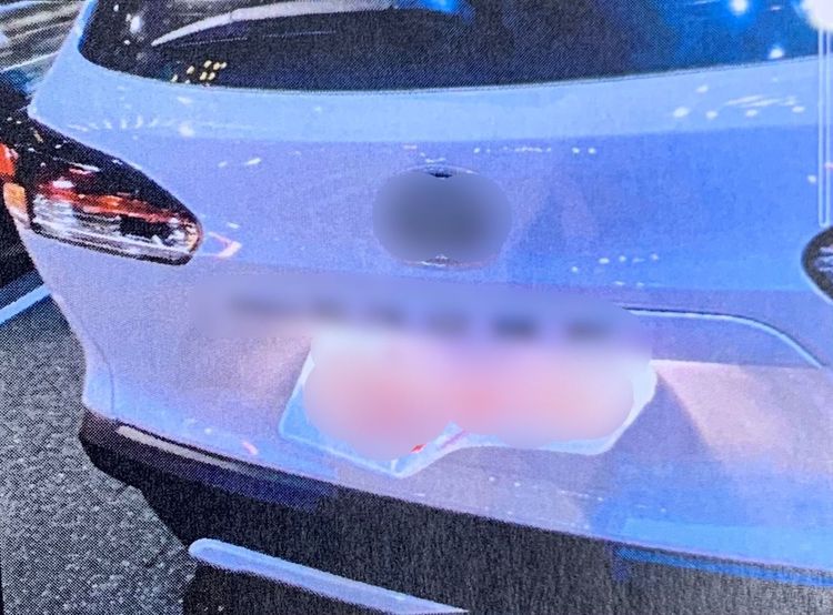 李女駕駛的多元計程車車尾遭砸。翻攝畫面