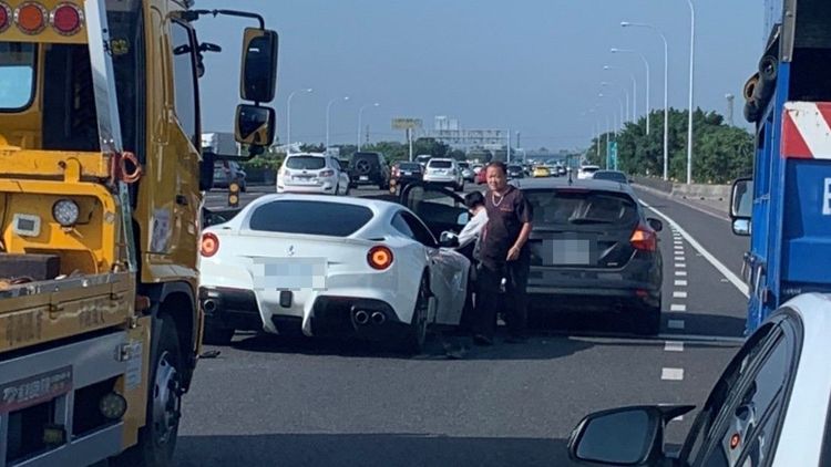 白色法拉利在溪湖匝道入口處發生事故，影響後方車流必須靠右閃避。取自記者爆料網