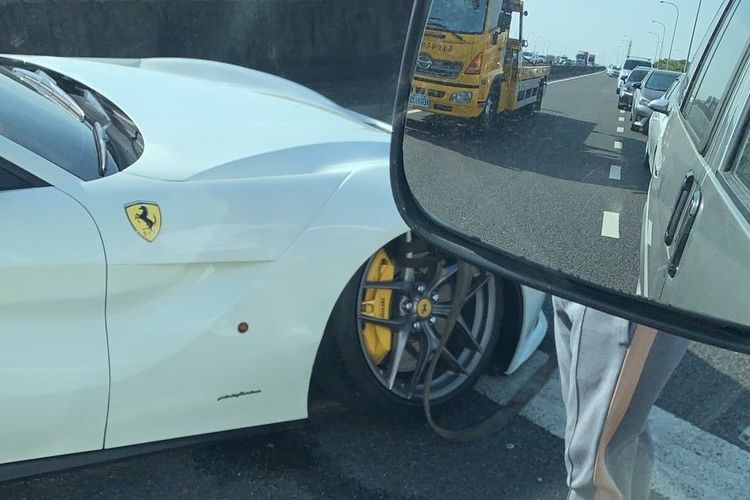 白色法拉利在國一溪湖匝道入口處發生事故。民眾提供
