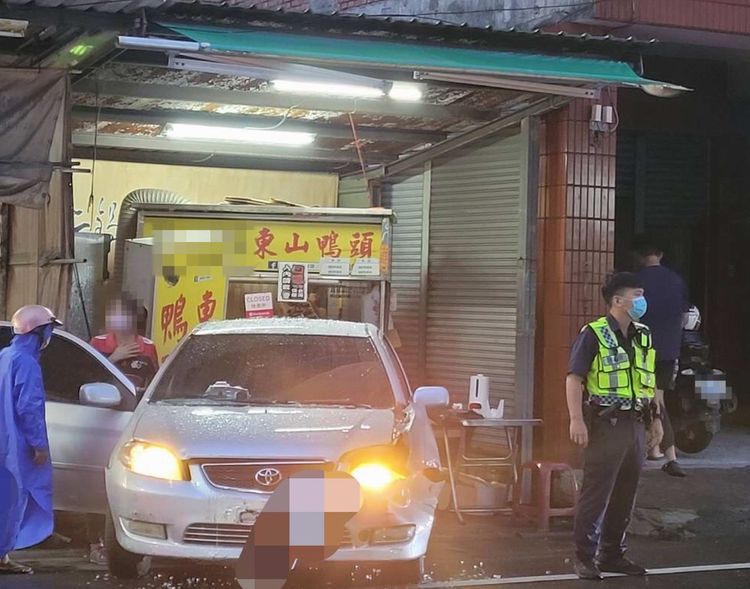 肇事轎車倒車暴衝到對向車道，並以車尾撞進東山鴨頭攤位。民眾提供
