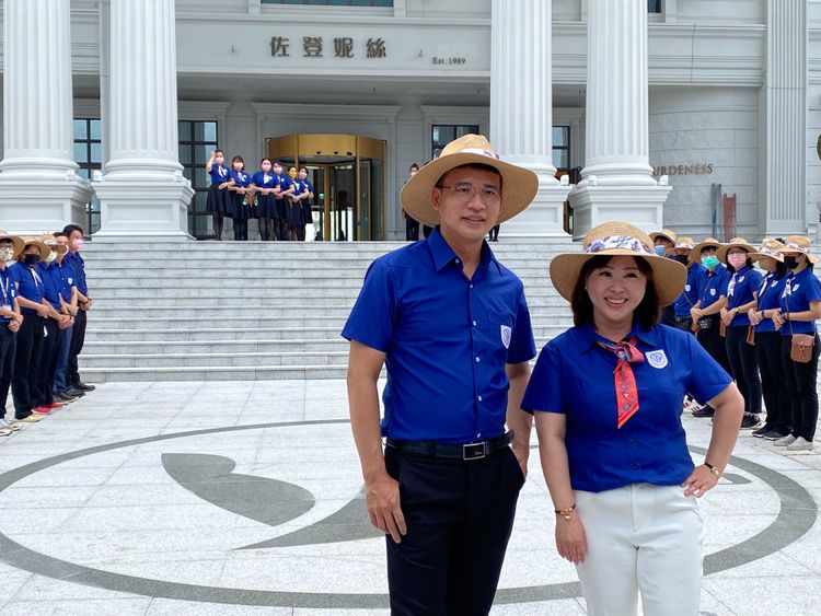 一手催生佐登妮絲城堡的陳佳琦(右)，換上城堡接待的藍色休閒服裝迎接貴賓。林巧雁攝