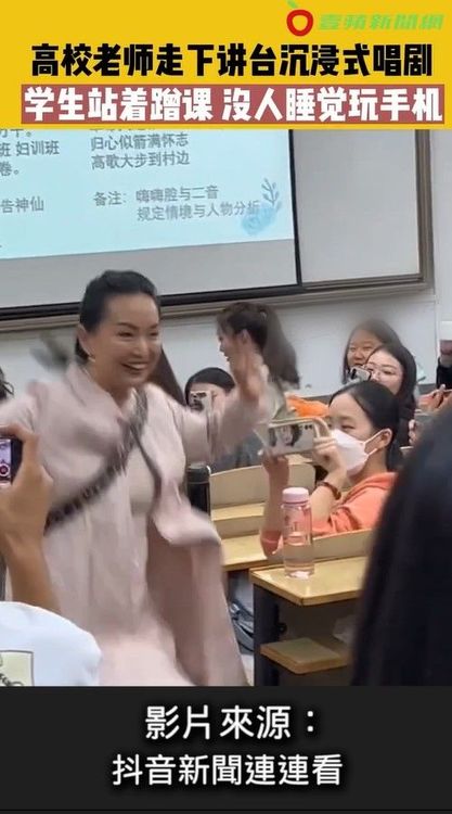 旁聽學生滿出來，老師還會走到台下互動。