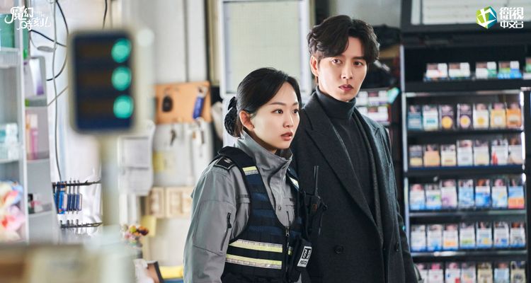 朴海鎮（右）、秦基周在《魔幻時刻Showtime》聯手與鬼神追查真相。衛視中文台提供