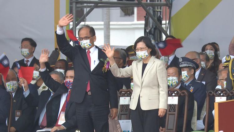 橘色惡魔演出感染現場貴賓，馬英九跟著蔡英文及游錫堃舉手致意