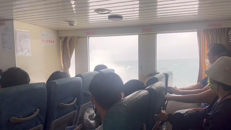 船隻頂浪起伏，也讓遊客像搭上海盜船般驚叫連連，航程中猶如搭上雲霄飛車。許逸民攝