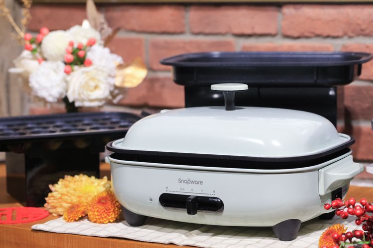 康寧SNAPWARE SEKA多功能電烤盤特價2,190元。業者提供