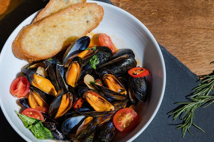 每周六、日單點任一乾式熟成牛排24盎司，加贈St. Michel法國聖米歇爾鮮淡菜。業者提供