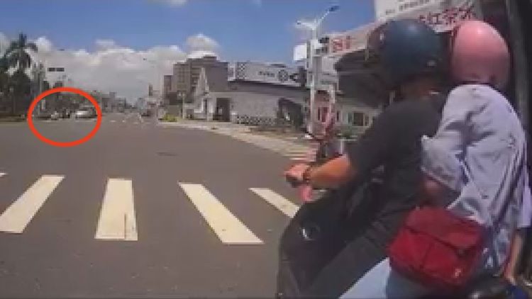 女騎士一開始還有等紅燈。屏東小鎮資訊提供