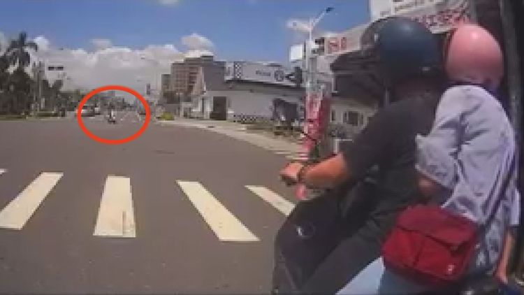 等了約20秒，見左右無車，闖紅燈斜切欲左轉。屏東小鎮資訊提供