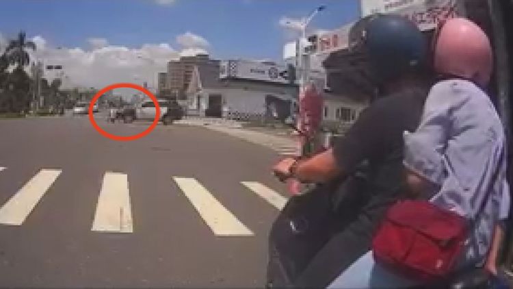 執勤警車撞上闖紅燈左轉機車。屏東小鎮資訊提供