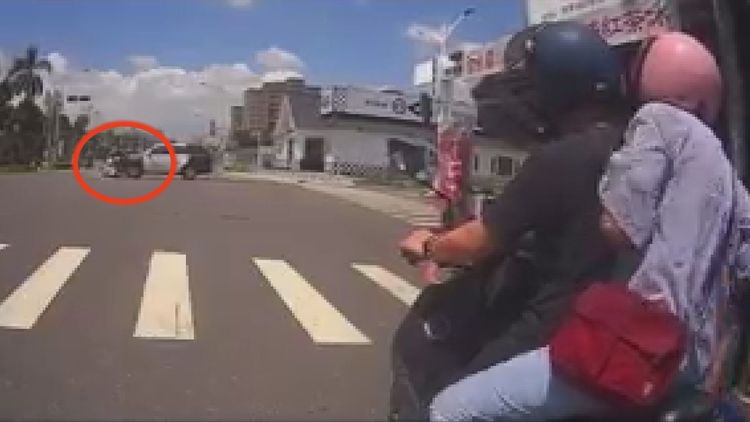 機車被推擠滑了數公尺。屏東小鎮資訊提供