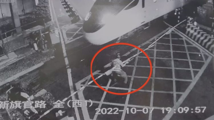 列車煞車不及，保全嚇得跳開。讀者提供