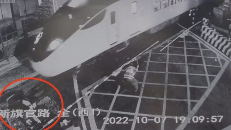 列車煞車不及，撞上卡在鐵軌上的機車。讀者提供