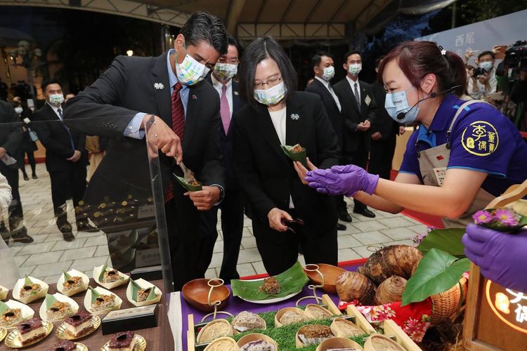 蔡英文與惠恕仁共同完成芋粿製作。外交部提供