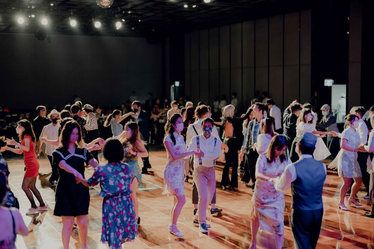 台南晶英「美好年代、老派浪漫」主題式復古搖擺派對，現場有專業Swing搖擺舞蹈教學。台南菁英提供