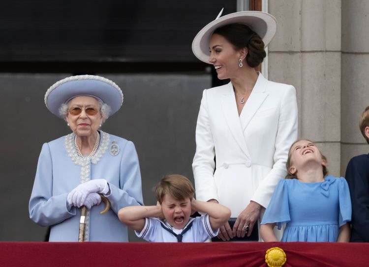 路易（左二）今年6月與曾祖母英女王並肩站在白金漢宮陽台欣賞閱兵，做出各種崩潰表情，令人捧腹。達志