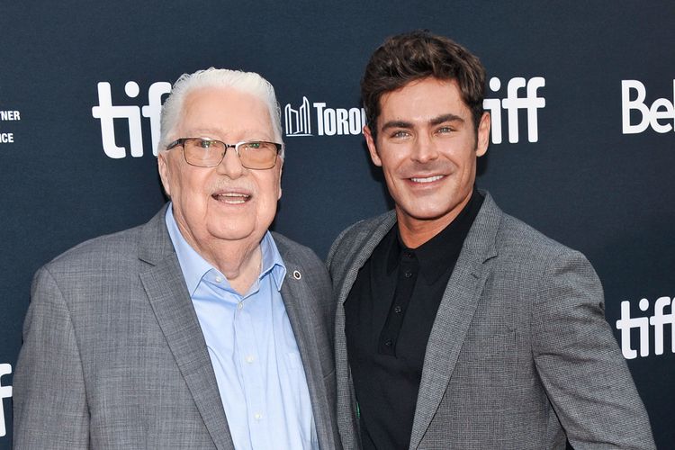 柴克（右）在多倫多首映與他飾演的主角本尊相見歡。達志