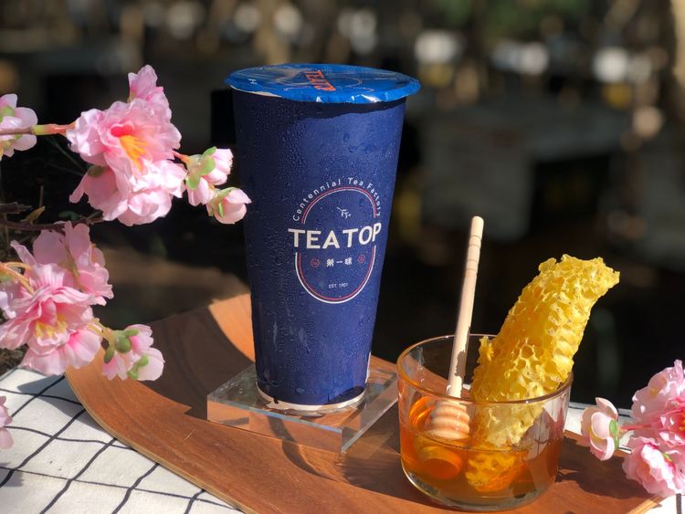 「TEA TOP」再次攜手在地蜂農一起推出100%百分百百花蜜的「轟蜜茶」，10/17全台上市。業者提供
