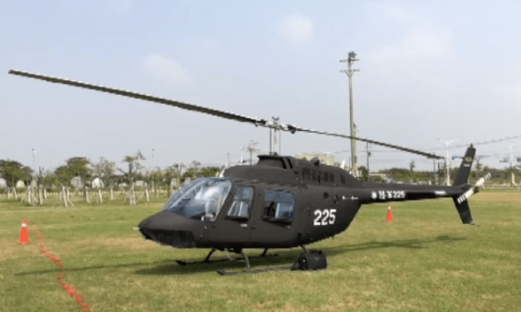 陸軍航特部一架TH-67教練直升機今天預警性降落。民眾提供