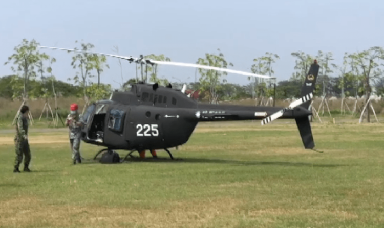 陸軍航特部一架TH-67教練直升機在台南鹿耳門聖母廟預警性降落。民眾提供