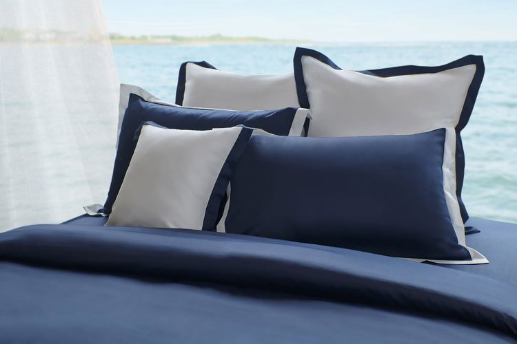 寧靜海100%高紗支長纖細棉素色床包組(雙人)，原價1萬3960元，特價6980元，東妮寢飾。業者提供