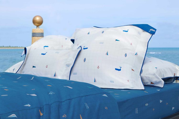 鯨海奇航100%高紗支長纖細棉印花兩用被床包組(雙人)，原價1萬5960元，特價7980元，東妮寢飾。業者提供