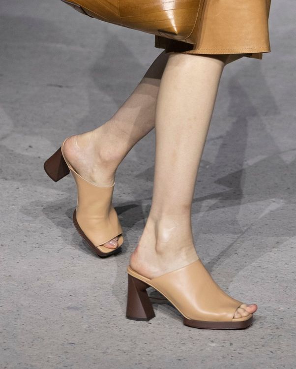 傳統涼鞋採用方形鞋底設計。品牌提供