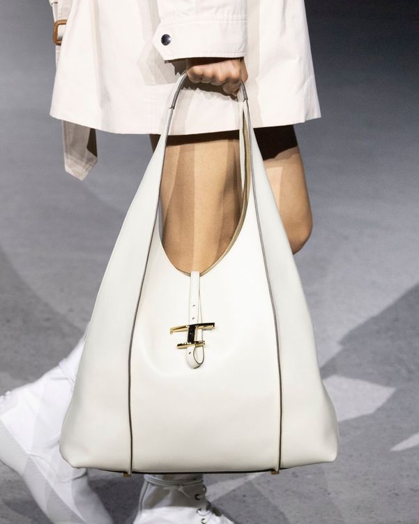 T Timeless包款系列新添不同尺寸及全新形狀。品牌提供