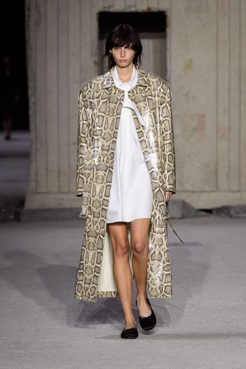 TOD'S 2023春夏女裝系列呈顯多款寬肩設計大衣外套。品牌提供