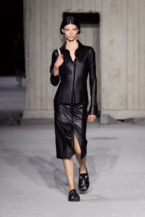 新系列著重材質處理的高級質感，如皮革即如織料般手感柔軟。品牌提供