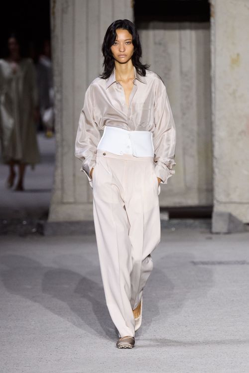 高腰褲設計凸顯俐落感。品牌提供