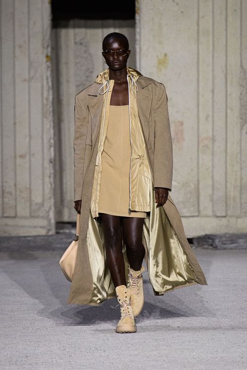 2023春夏系列以裸色、粉紅、米色與焦黃等大地色調呈現內運氣質。品牌提供