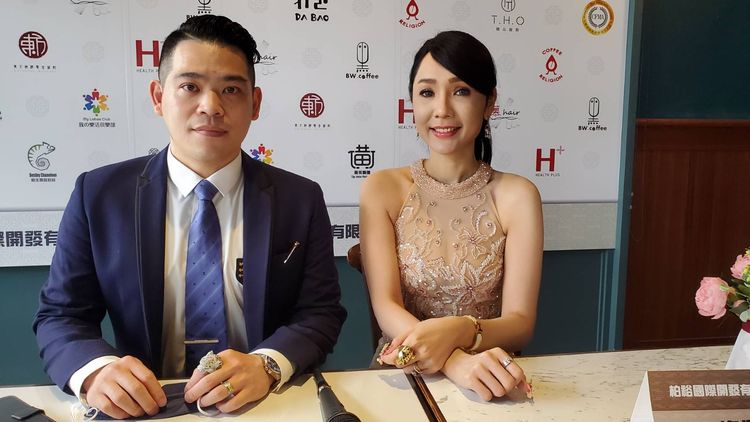 海倫清桃（右）和黃景裕今年合體出席「陌生開發系統」app發表會，手上有對戒。宇若霏攝
