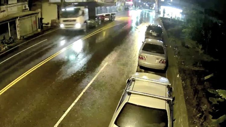 廖男趁著深夜到南投市偏僻地區找尋土地傾倒。民眾提供