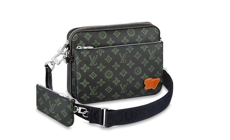 Trio綠色Monogram花紋郵差包，8萬9000元。品牌提供