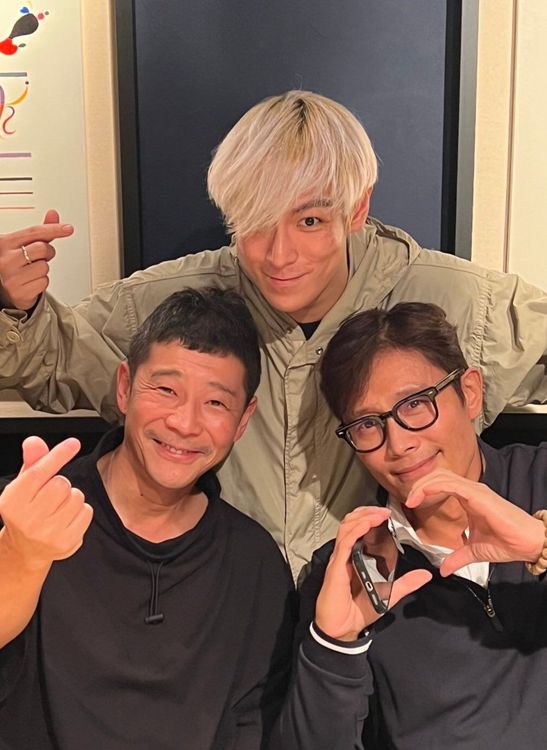 前澤友作、T.O.P、李秉憲比愛心。翻攝前澤友作推特