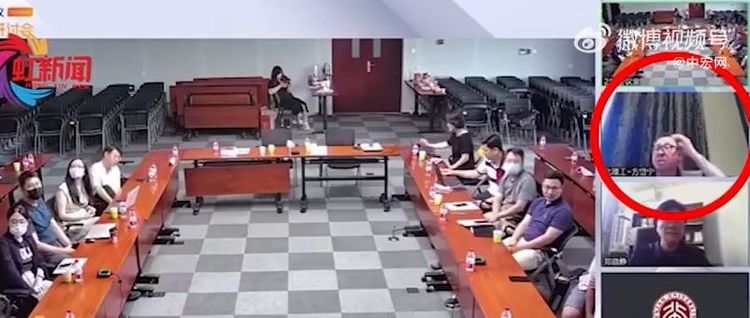 方岱宁（紅圈處）發現事態不妙，在鏡頭前急得猛搔頭。翻攝自微博