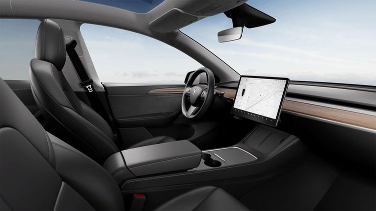  Model Y 標準配備 15 吋中央觸控螢幕、沉浸式音響系統與獨特的全景玻璃車頂。原廠提供