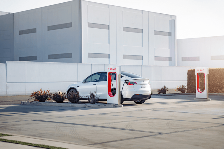 Tesla 近日新增多座遍佈全台的超級充電站，今日宣布新增開放「新北 – 新莊服務體驗中心」與「高雄－鳳山保南全聯」兩座全新站點。業者提供