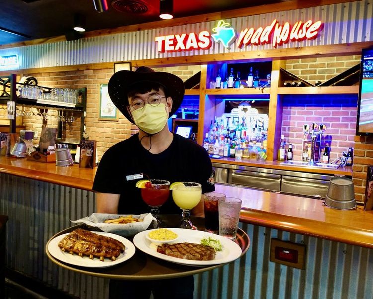 Texas Roadhouse德州鮮切牛排品牌生日慶，對中指定證件號碼及10月壽星獨享優惠 邀你一同大口吃肉、舉杯同樂。