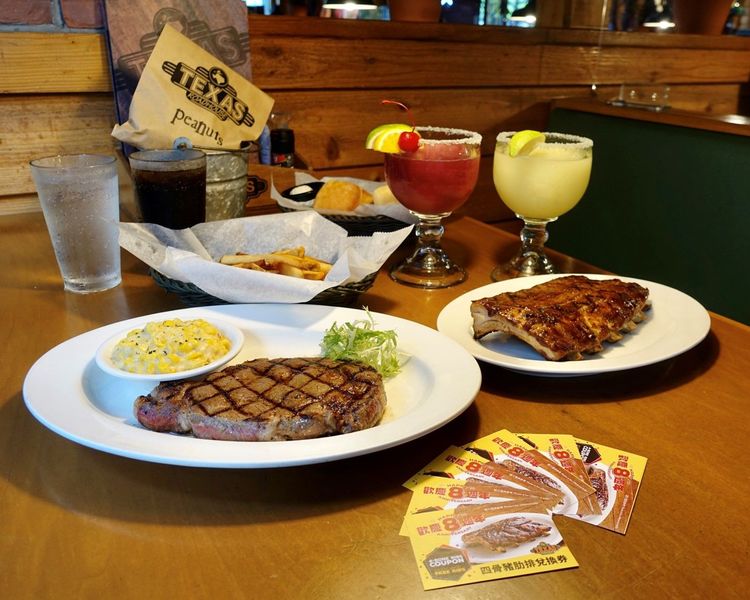 Texas Roadhouse德州鮮切牛排歡慶來台8週年，「全份冠軍豬肋排」免費贈，10月壽星加碼飲品買一送一。業者提供