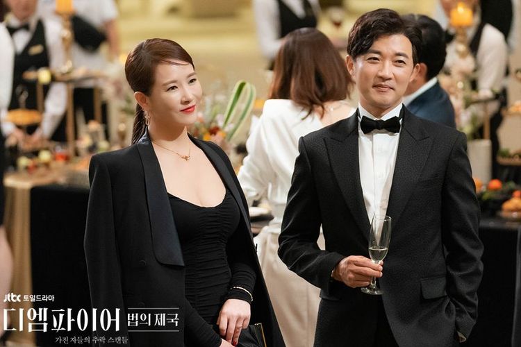 金宣兒（左）在《The Empire：法之帝國》飾演勇往直前的檢察官，老公安在旭是法學院的人氣教授。翻攝JTBC