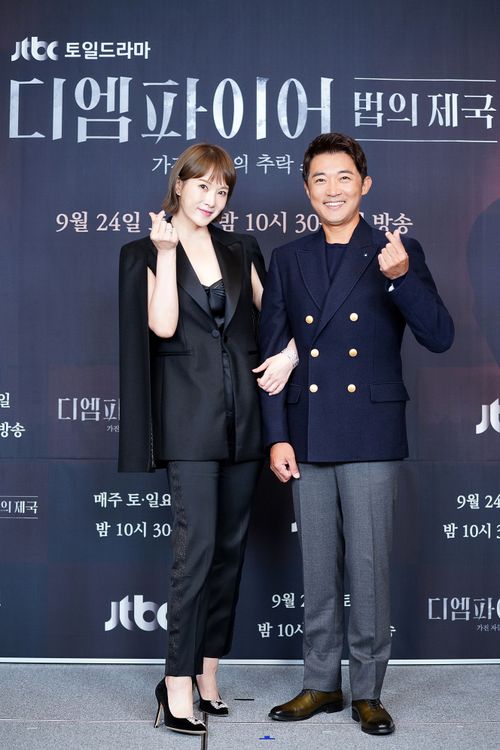 金宣兒（左）、安在旭笑說2人平常很熟，對戲時反而感覺很微妙。friDay影音提供