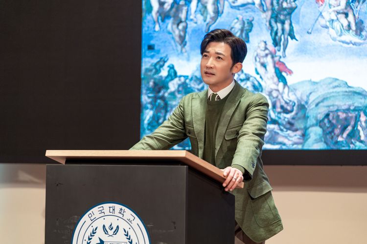 安在旭飾演法學院教授。friDay影音提供