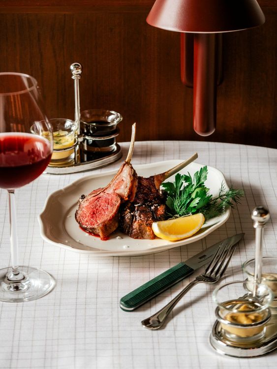 澳洲AP頂級穀飼羊排佐綠胡椒酸豆橄欖醬汁。The Standard Grill提供