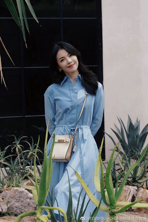 中國女星劉濤斜背新月白色Lee Bucket迷你水桶包展現愜意悠閒氣息。品牌提供