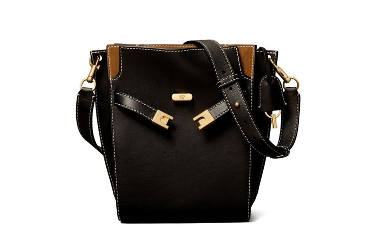 炭石黑色Lee Bucket水桶包，4萬2900元。品牌提供