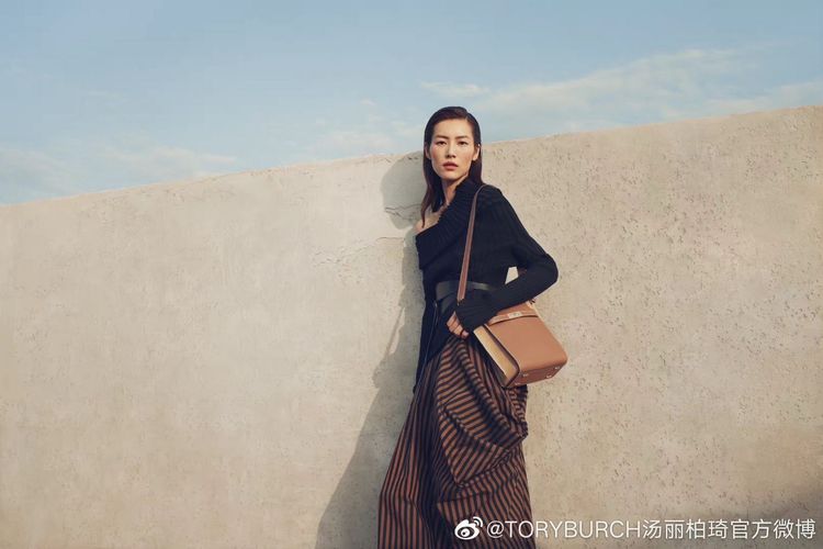 5 中國名模劉雯為TORY BURCH拍攝形象照，穿上秋冬服裝搭配虎眼棕Lee Bucket 水桶包，演繹休閒時尚情。翻攝TORY BURCH湯麗柏琦官方微博